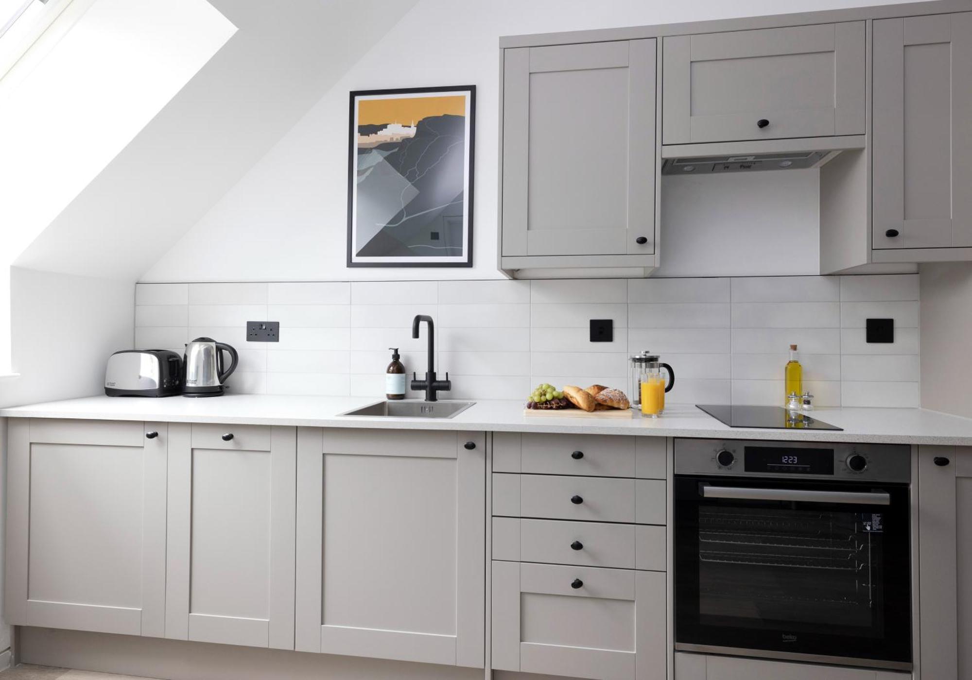 Charming Studios Near Holyrood Park & Calton Hill EDI Room photo