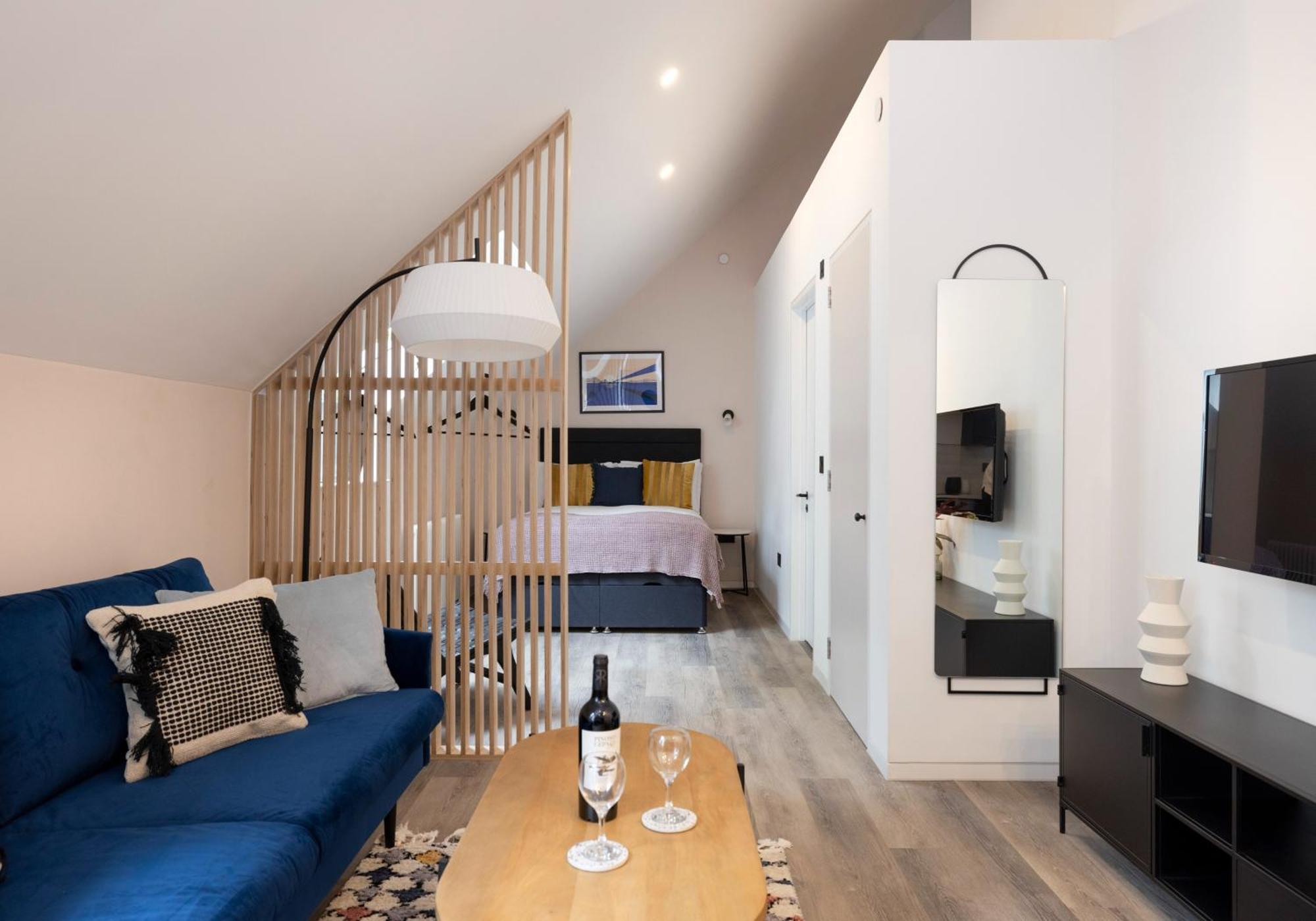 Charming Studios Near Holyrood Park & Calton Hill EDI Room photo