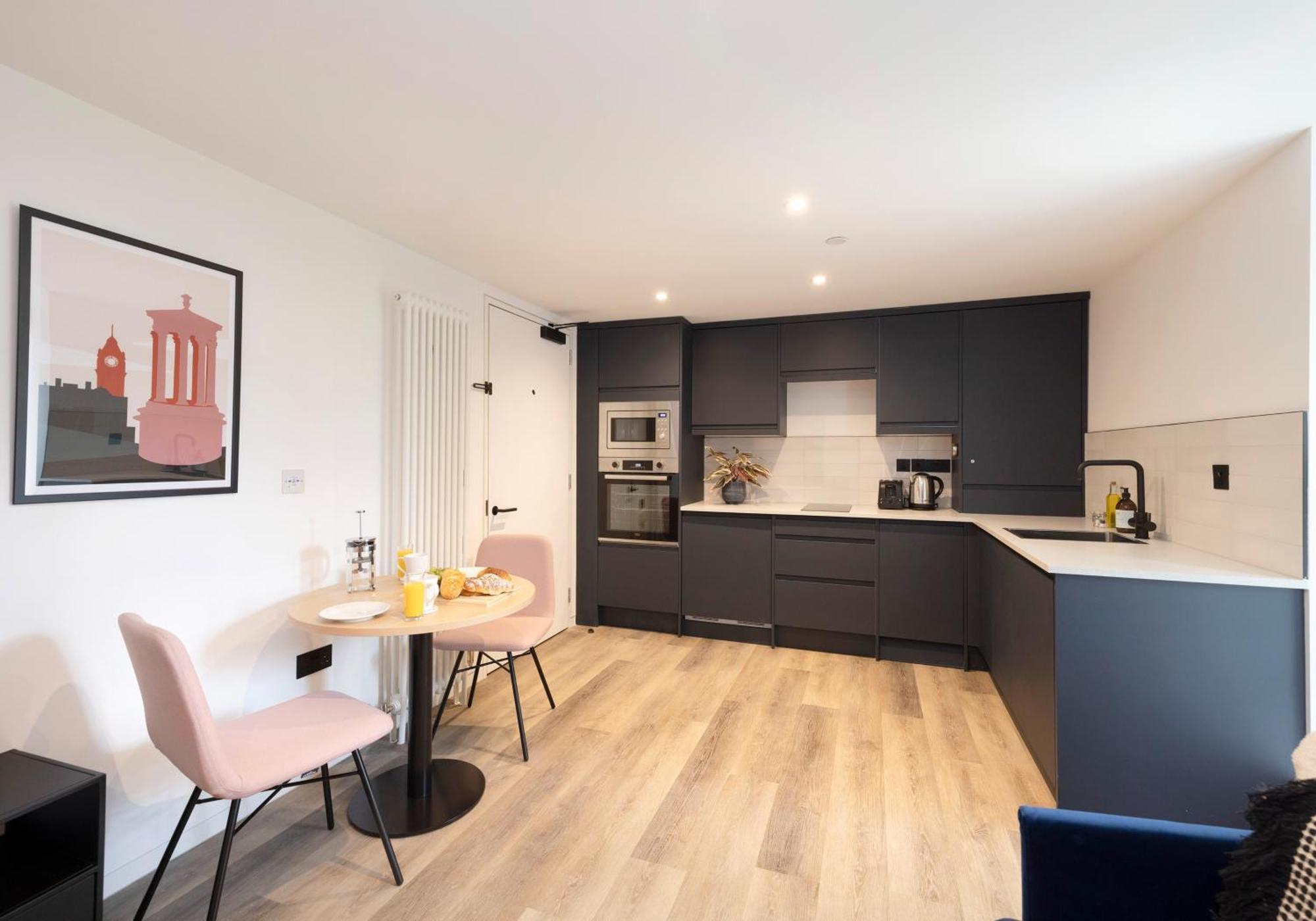 Charming Studios Near Holyrood Park & Calton Hill EDI Room photo