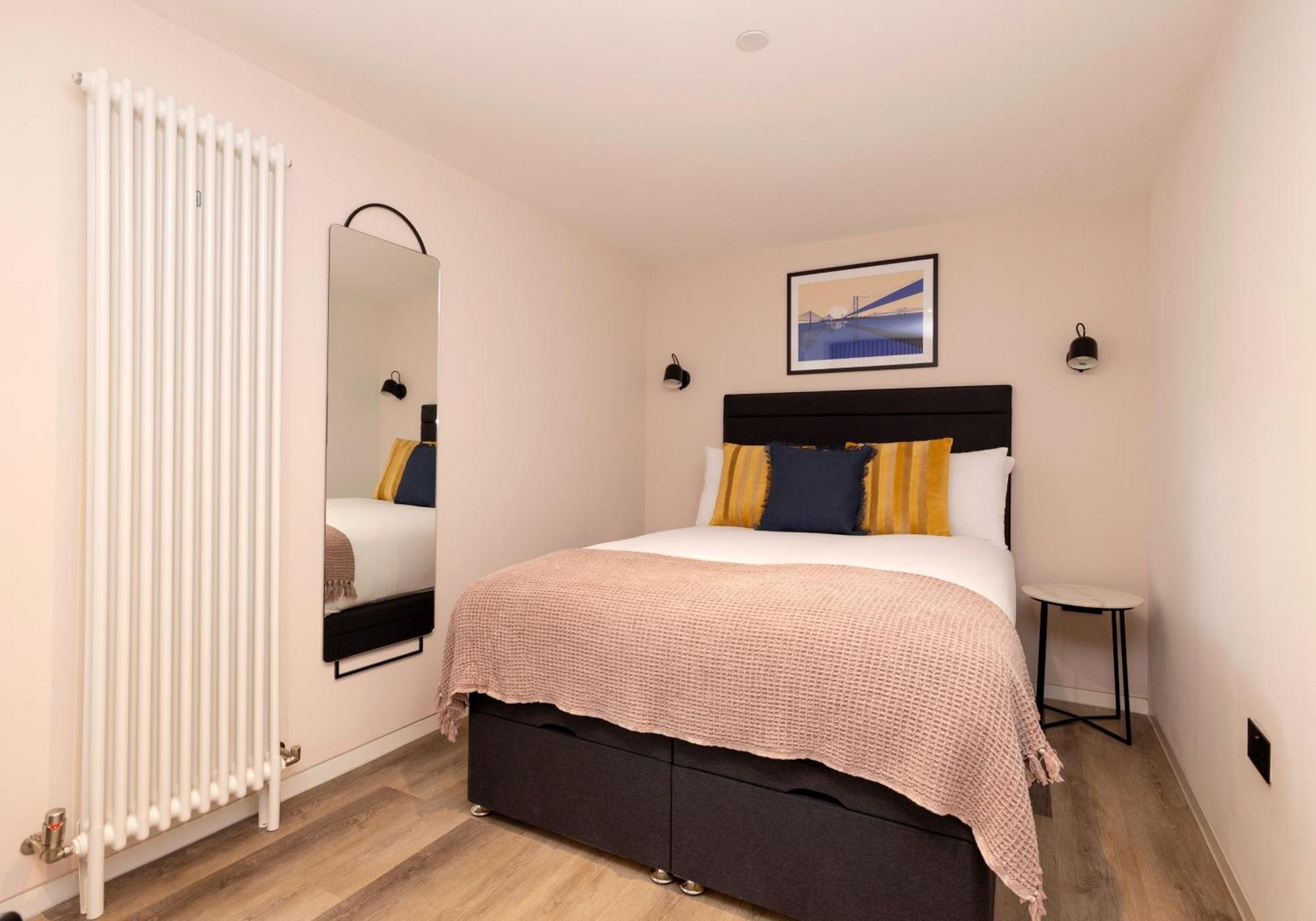 Charming Studios Near Holyrood Park & Calton Hill EDI Room photo