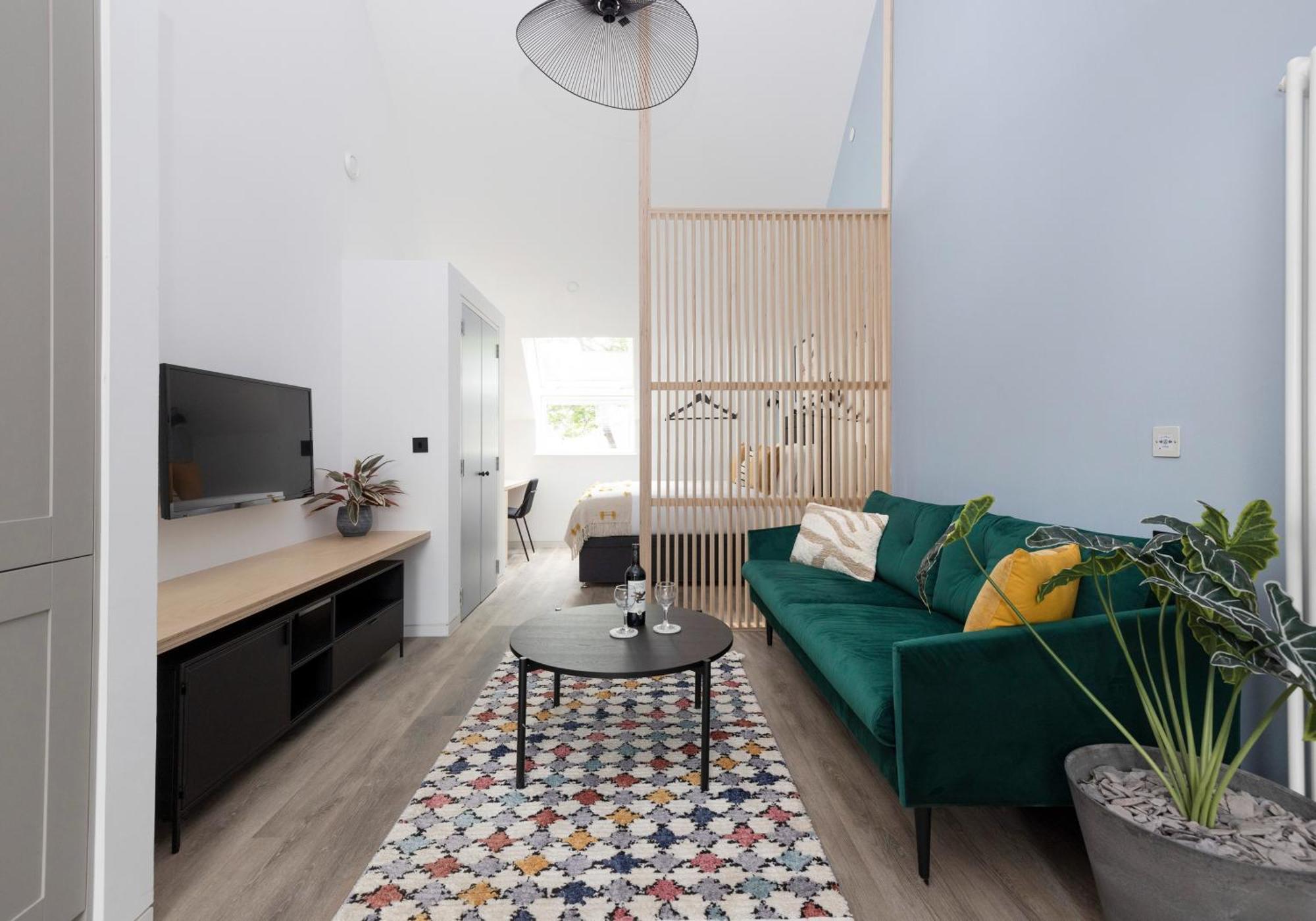 Charming Studios Near Holyrood Park & Calton Hill EDI Room photo