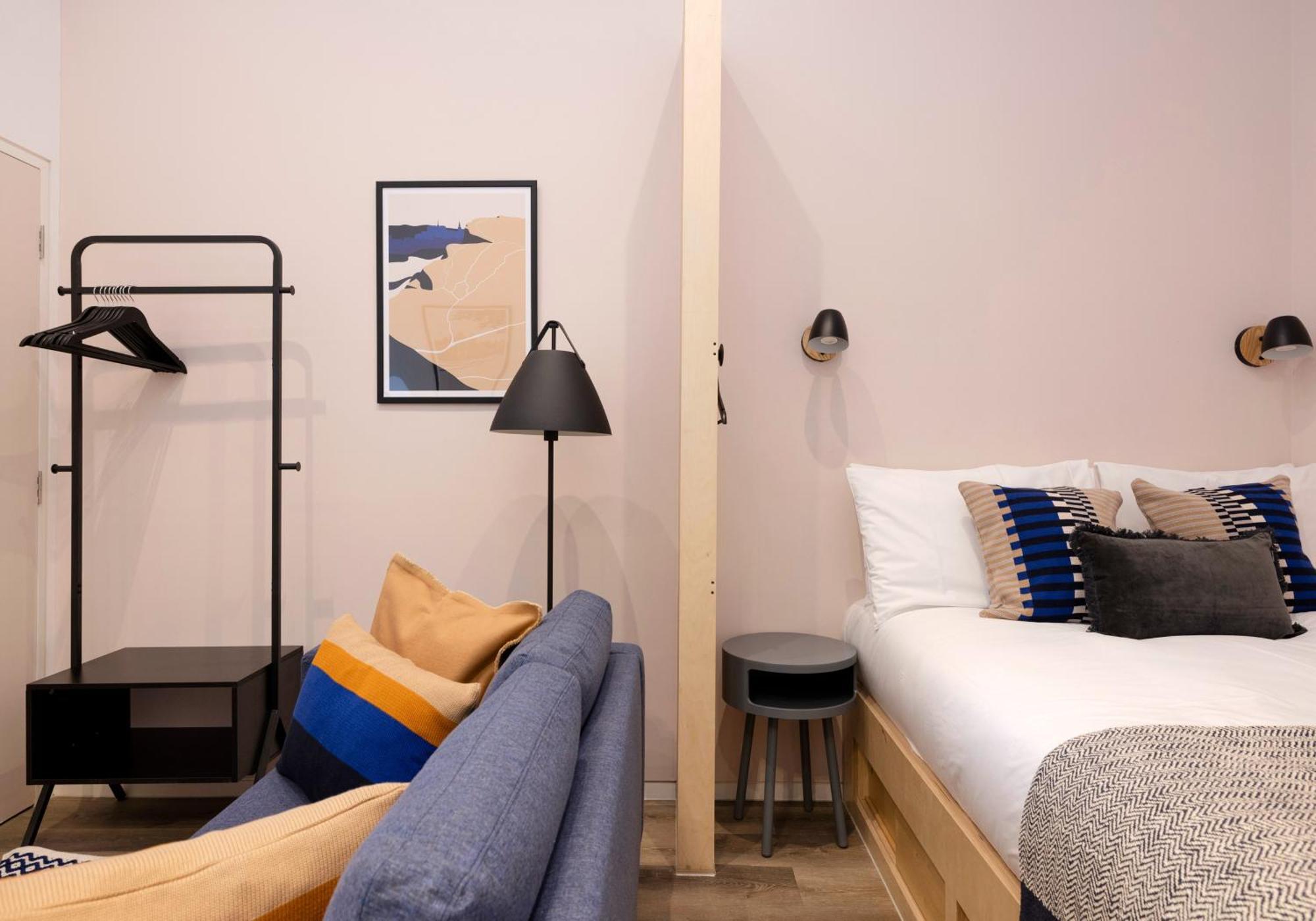 Charming Studios Near Holyrood Park & Calton Hill EDI Room photo