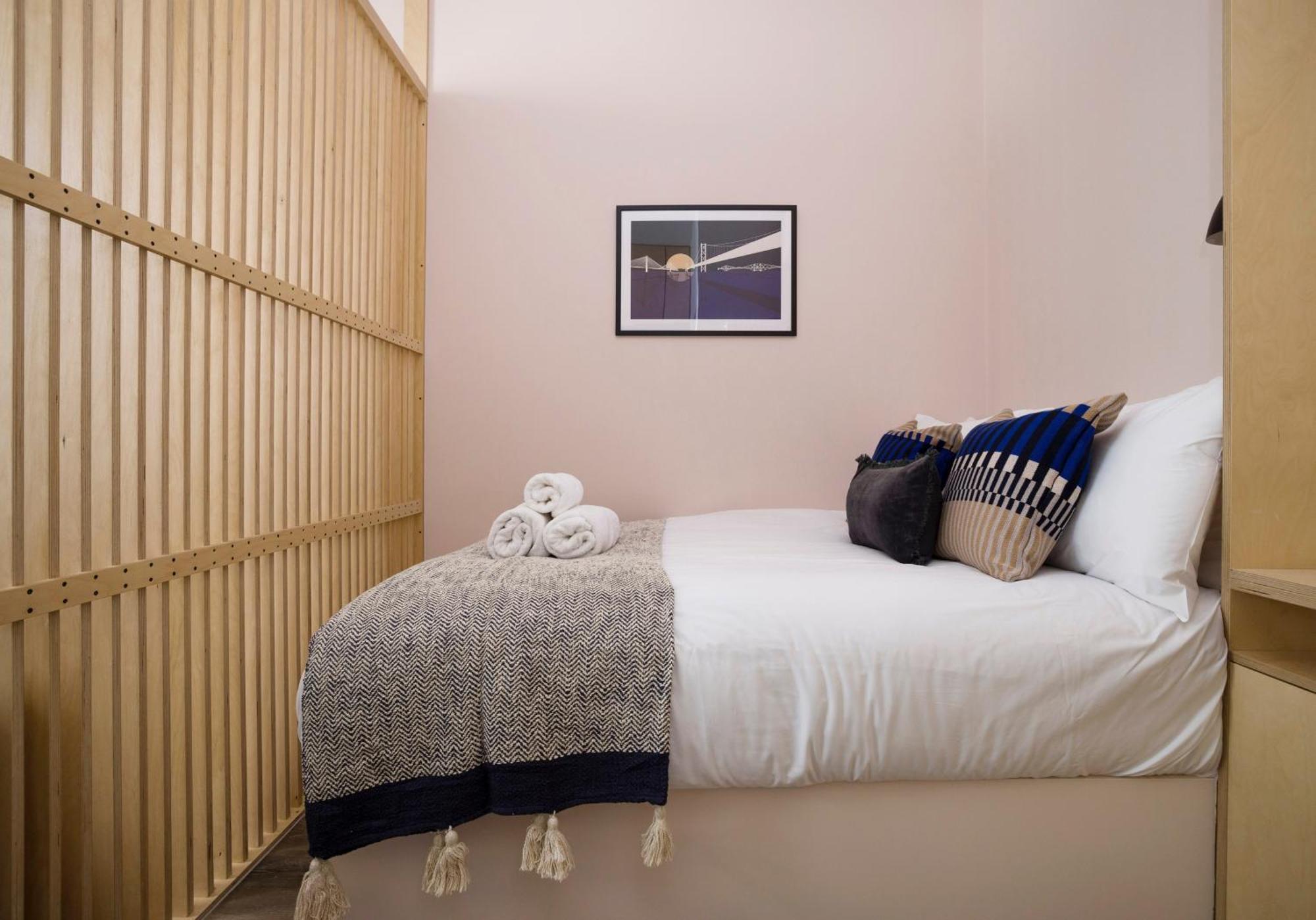 Charming Studios Near Holyrood Park & Calton Hill EDI Room photo