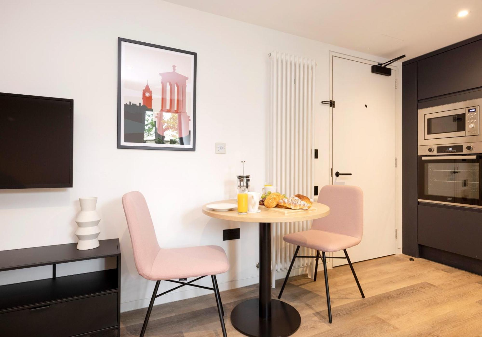 Charming Studios Near Holyrood Park & Calton Hill EDI Room photo