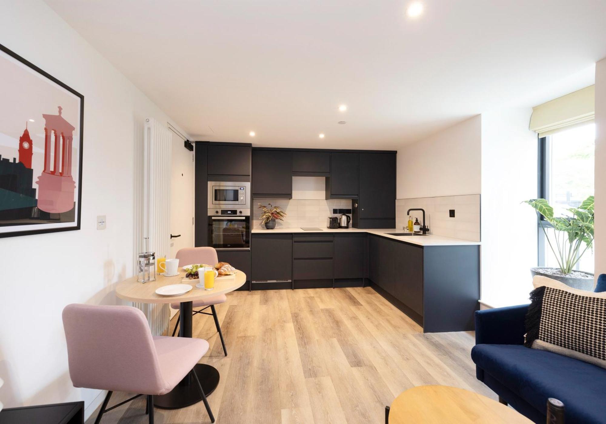 Charming Studios Near Holyrood Park & Calton Hill EDI Room photo