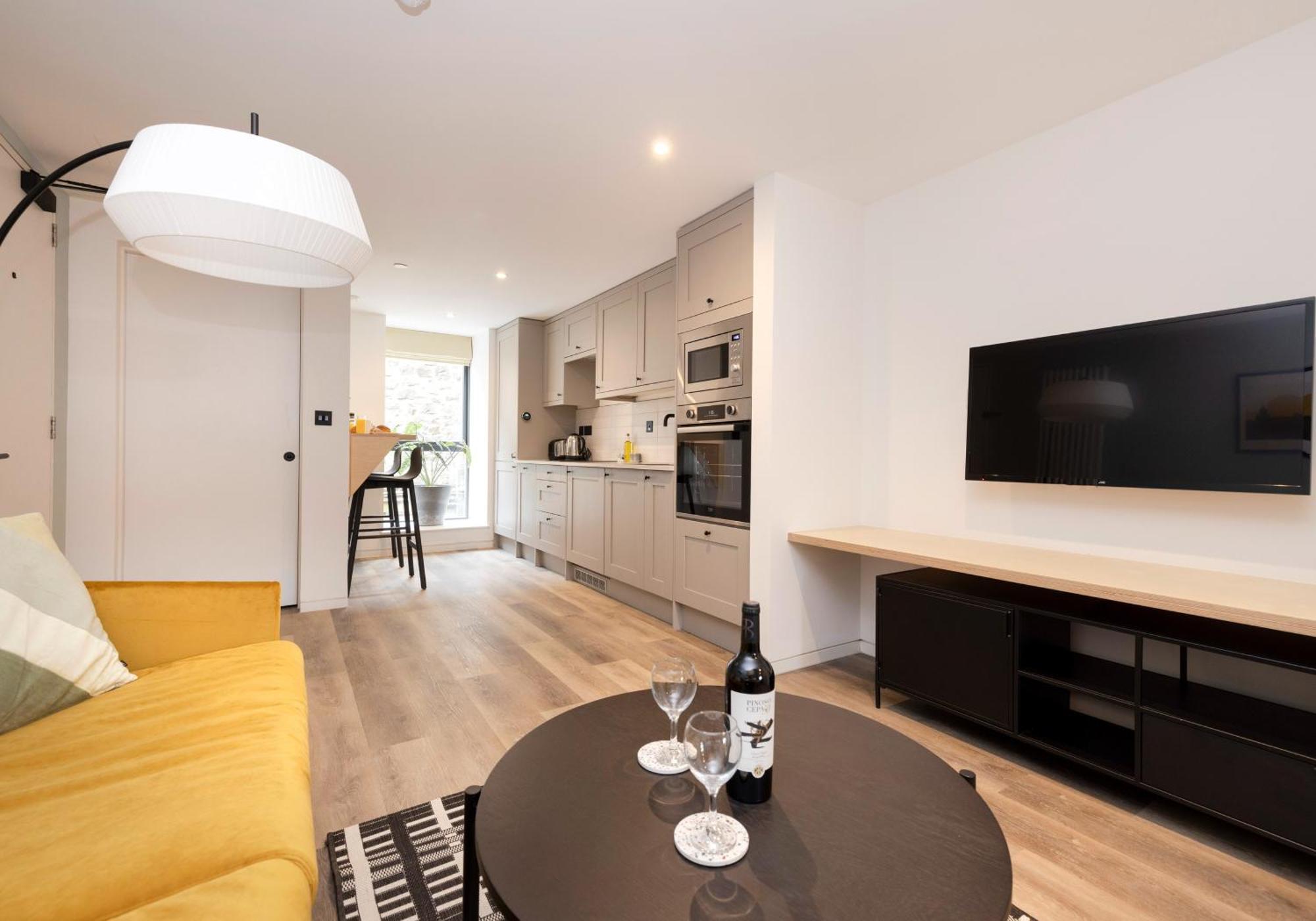 Charming Studios Near Holyrood Park & Calton Hill EDI Room photo