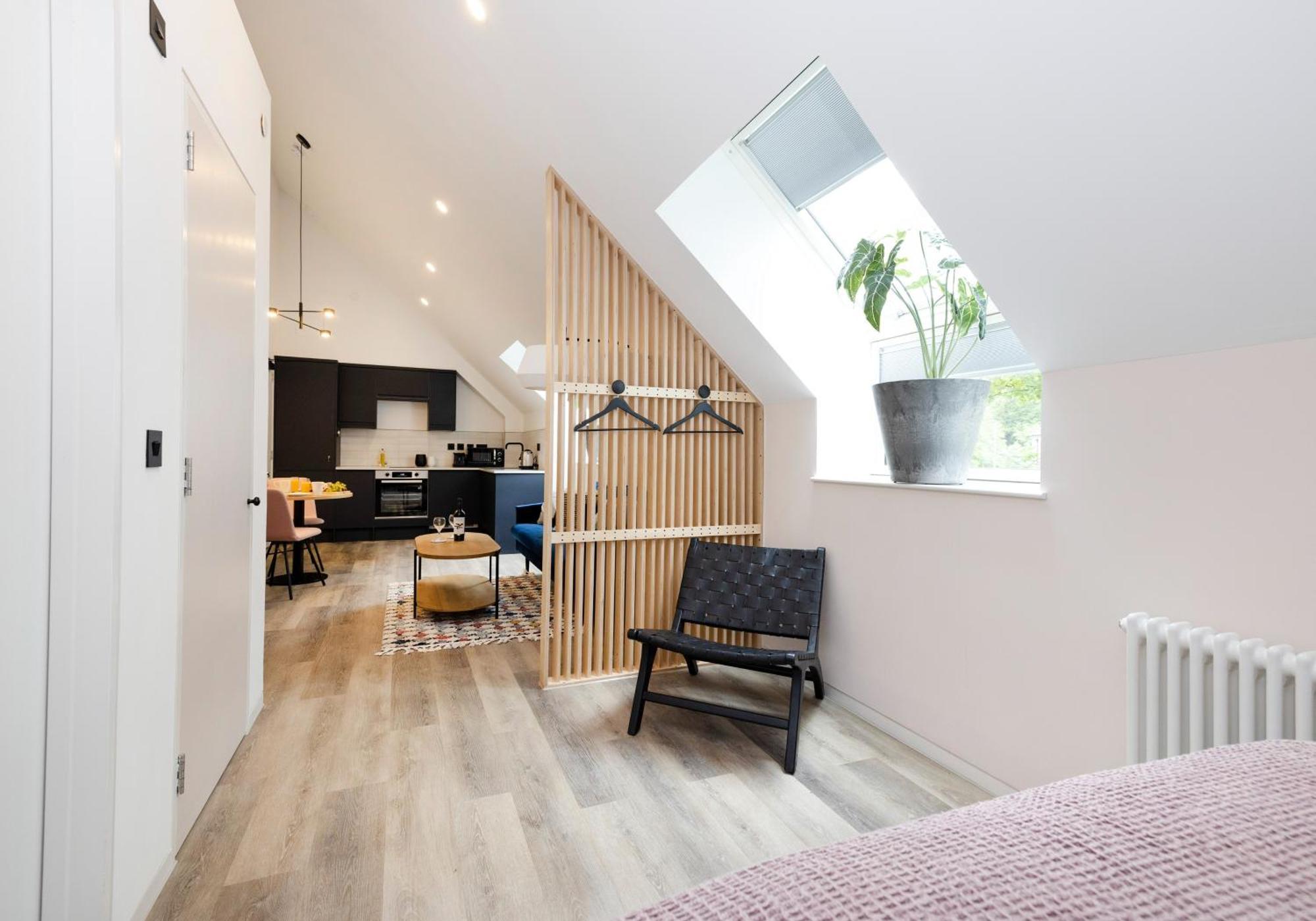 Charming Studios Near Holyrood Park & Calton Hill EDI Room photo