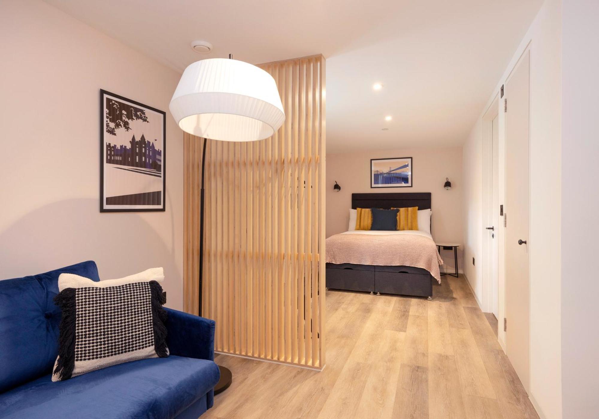 Charming Studios Near Holyrood Park & Calton Hill EDI Room photo