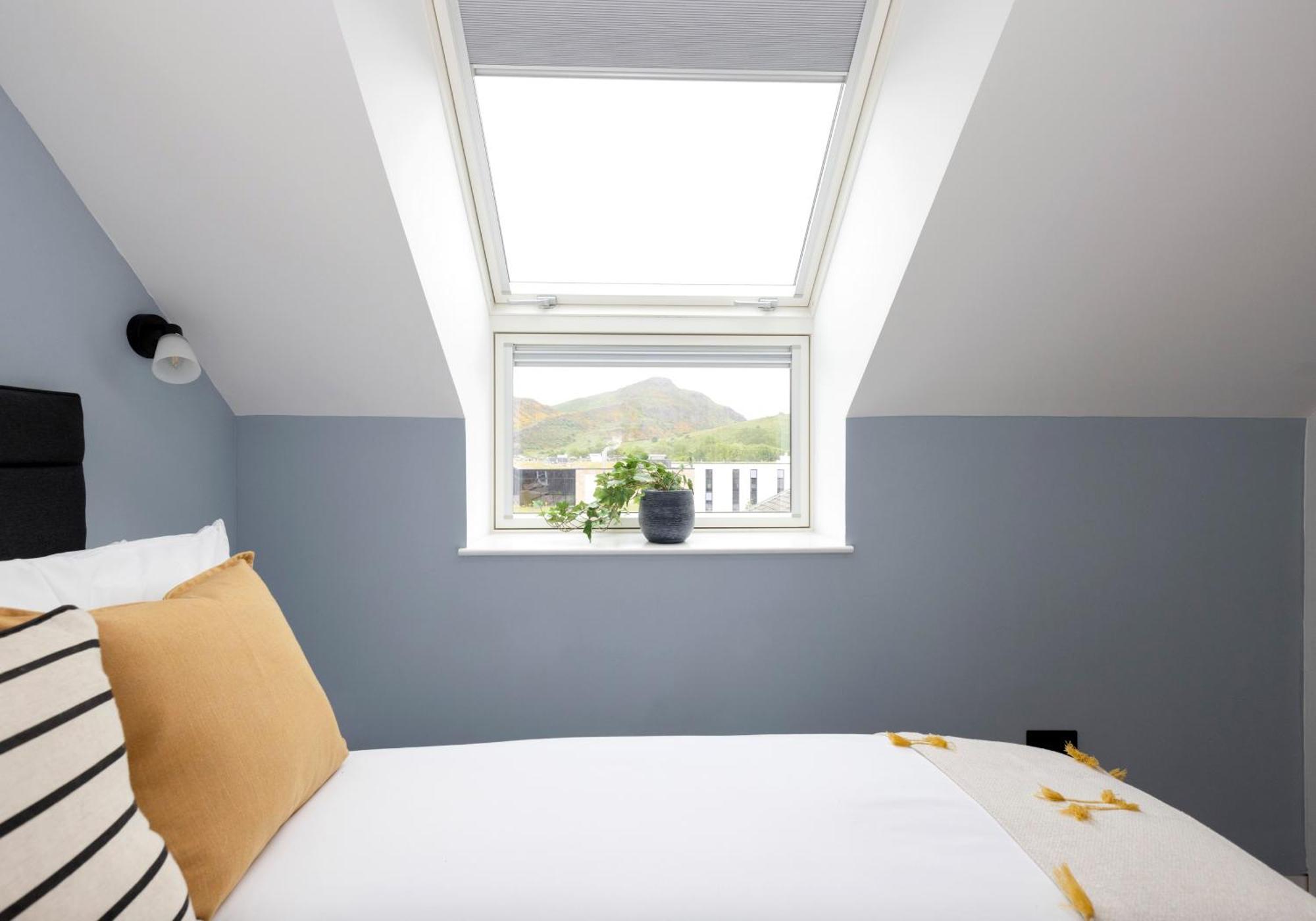Charming Studios Near Holyrood Park & Calton Hill EDI Room photo