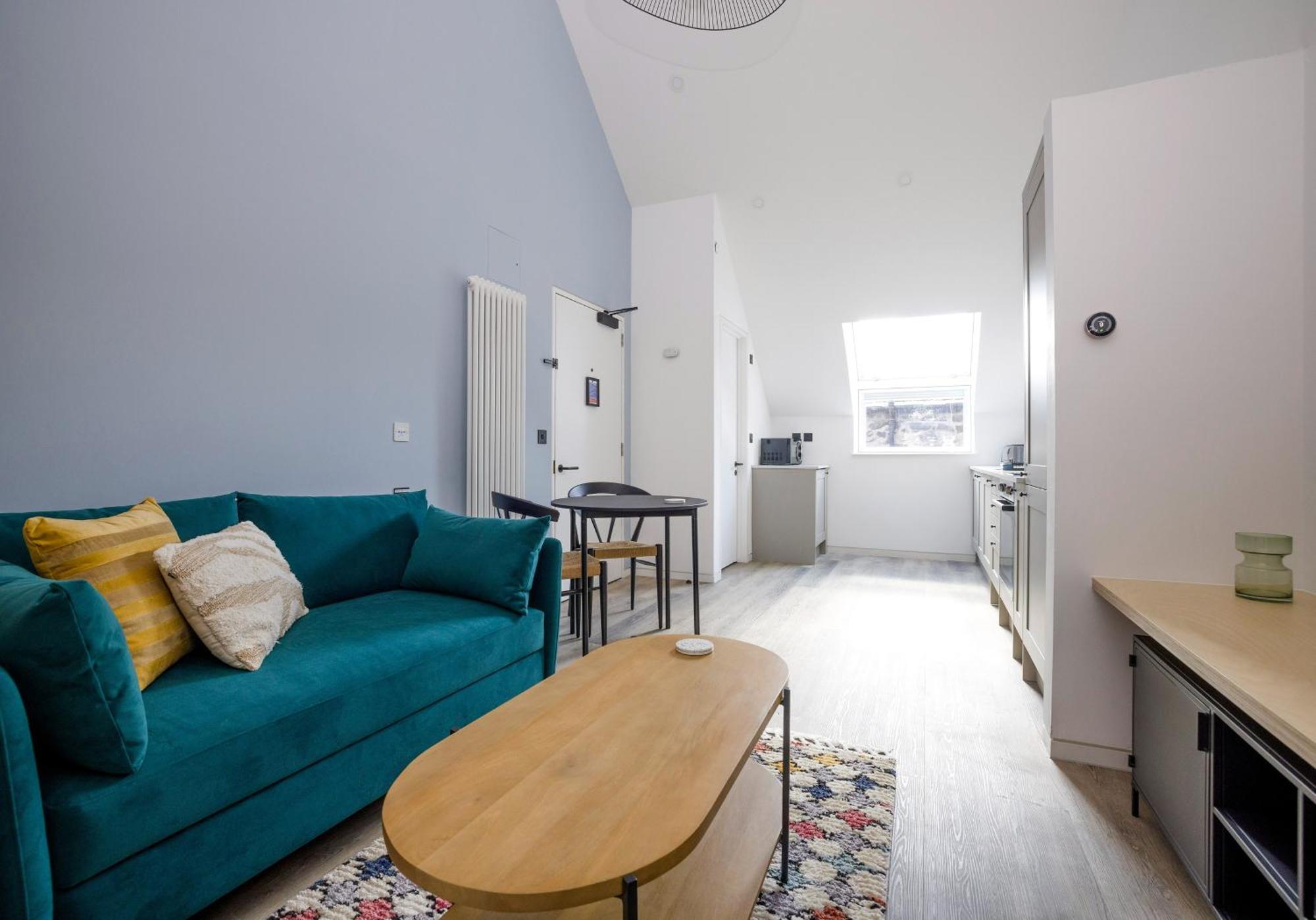 Charming Studios Near Holyrood Park & Calton Hill EDI Room photo