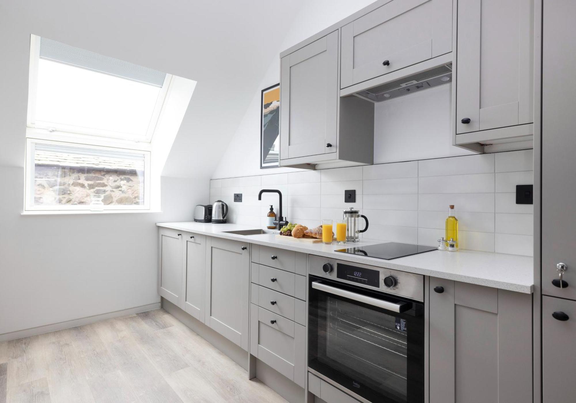 Charming Studios Near Holyrood Park & Calton Hill EDI Room photo