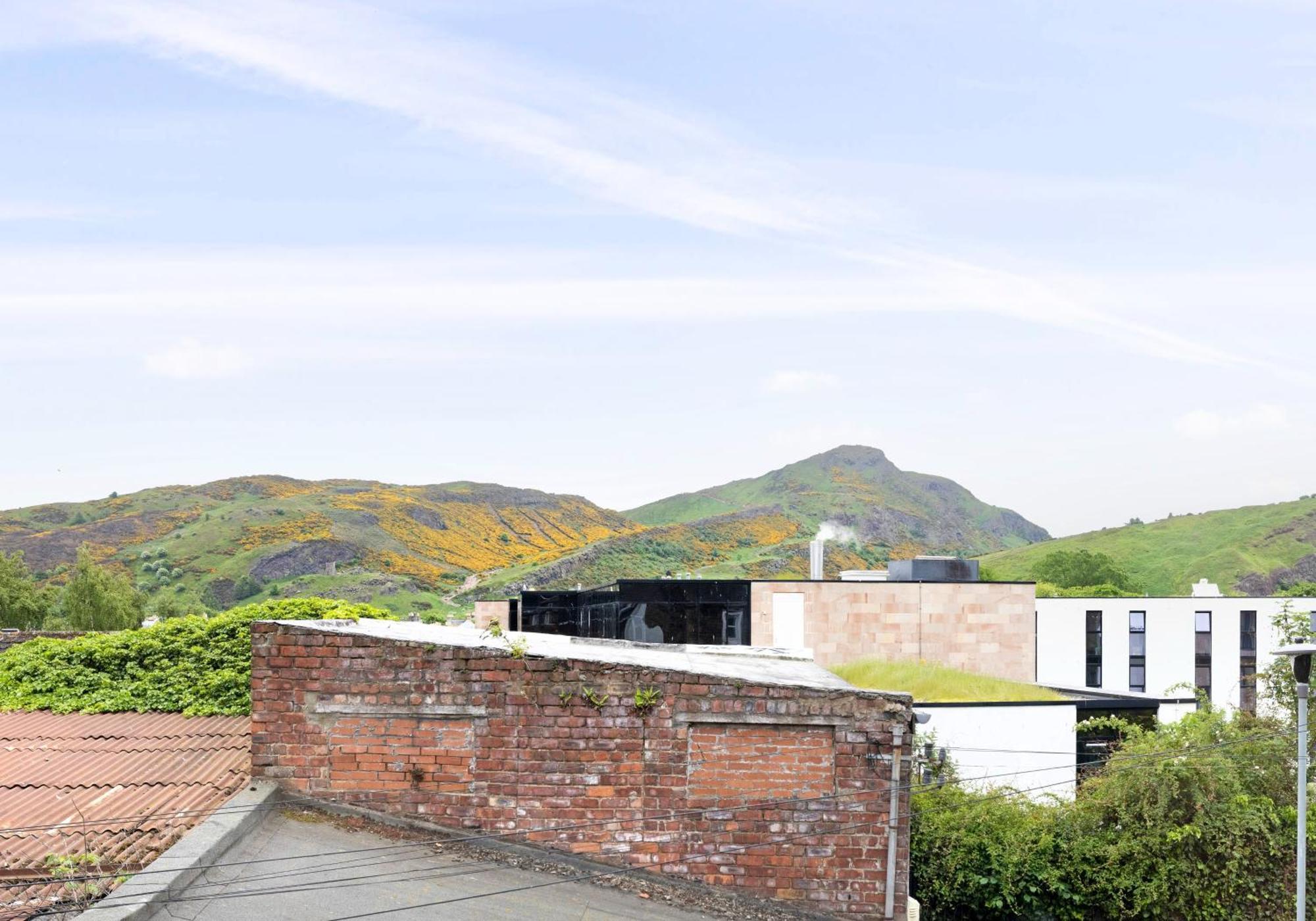 Charming Studios Near Holyrood Park & Calton Hill EDI Room photo