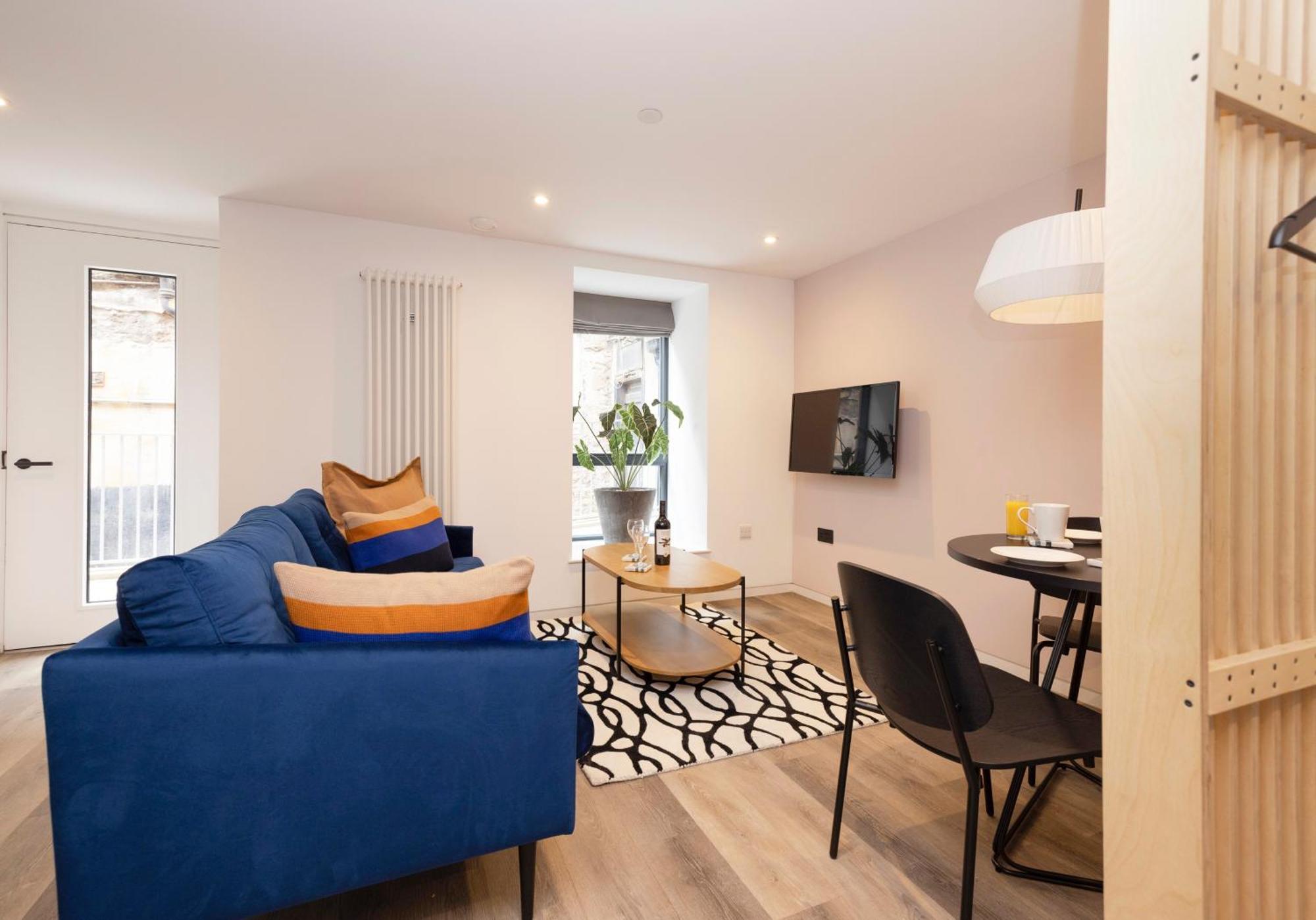 Charming Studios Near Holyrood Park & Calton Hill EDI Room photo