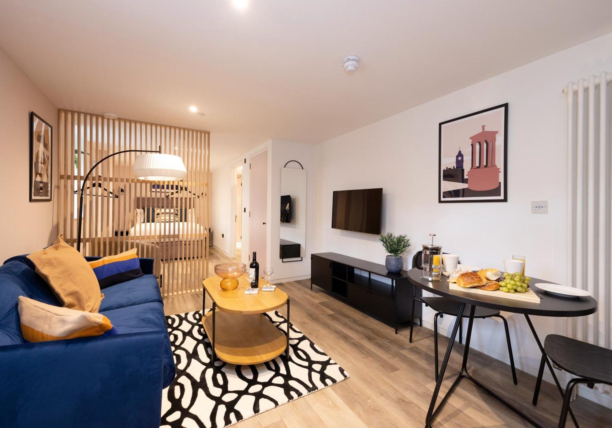 Charming Studios Near Holyrood Park & Calton Hill EDI Room photo