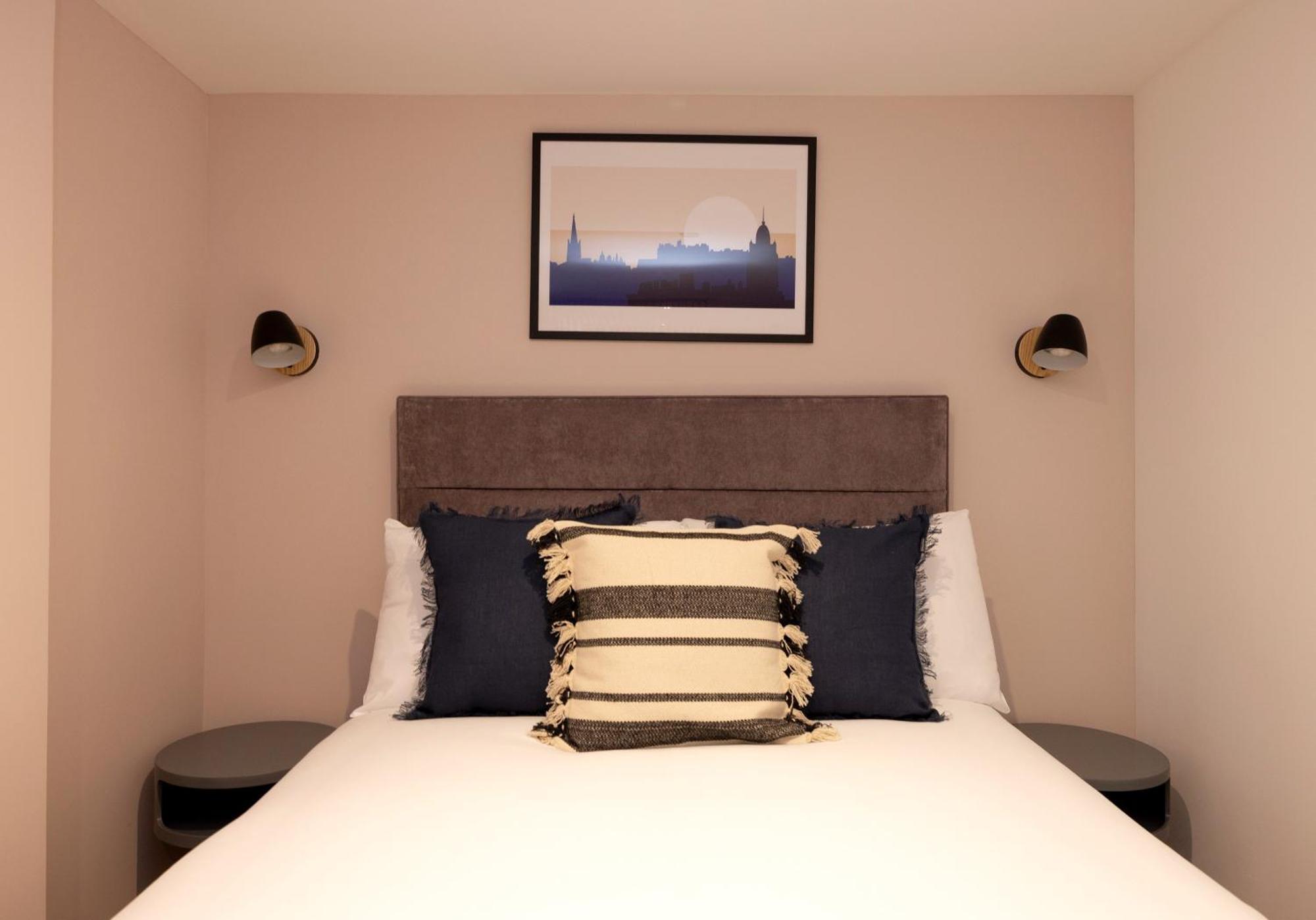 Charming Studios Near Holyrood Park & Calton Hill EDI Room photo