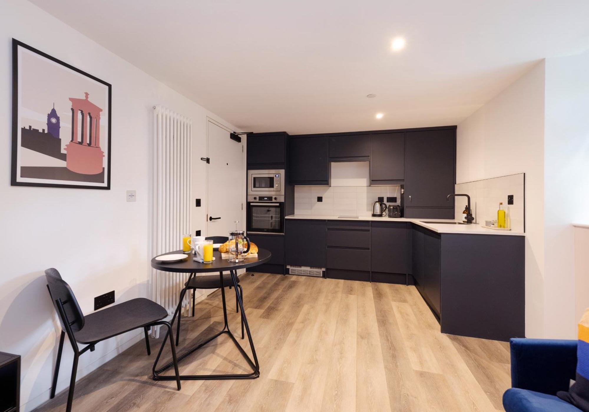 Charming Studios Near Holyrood Park & Calton Hill EDI Room photo
