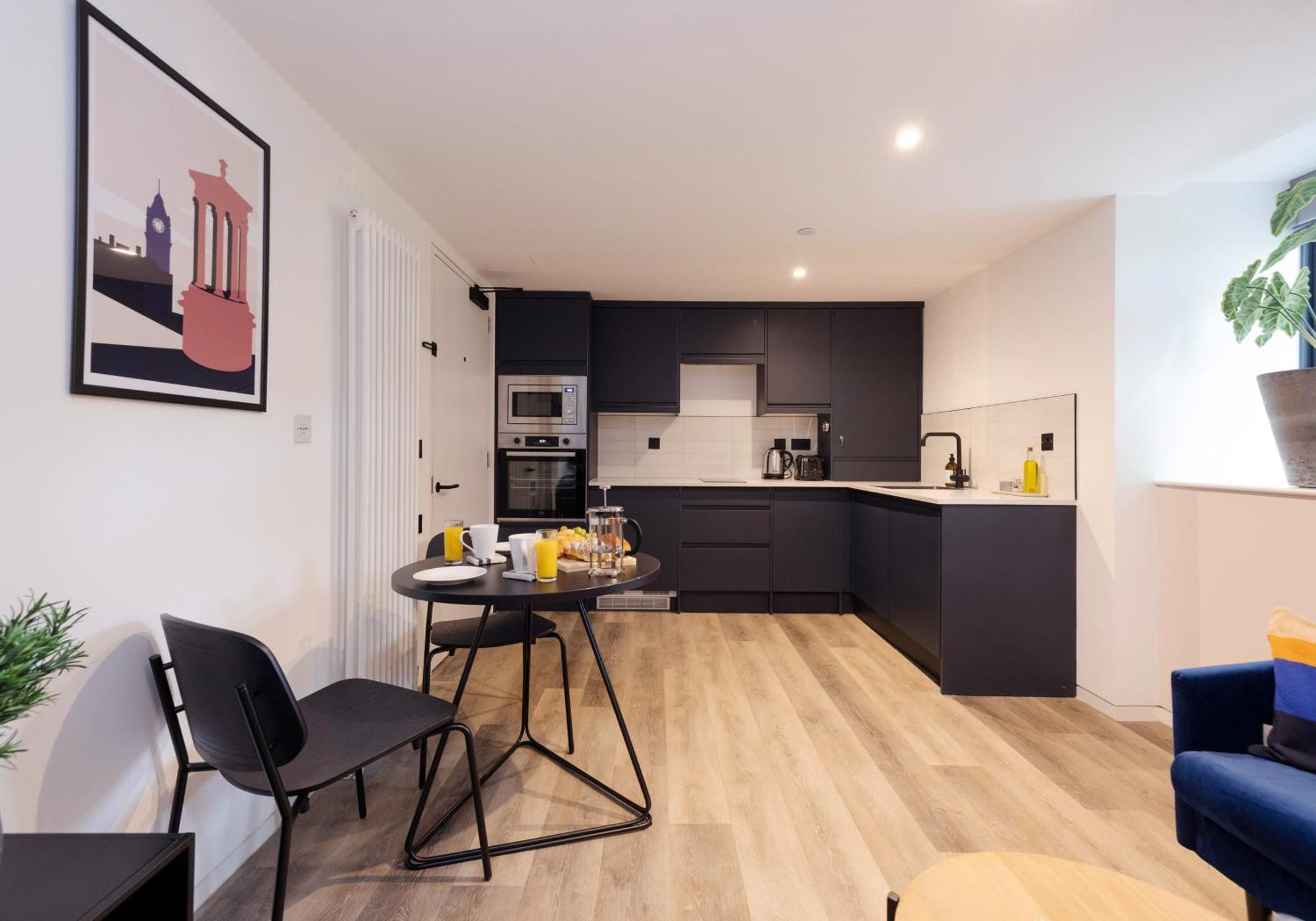Charming Studios Near Holyrood Park & Calton Hill EDI Room photo