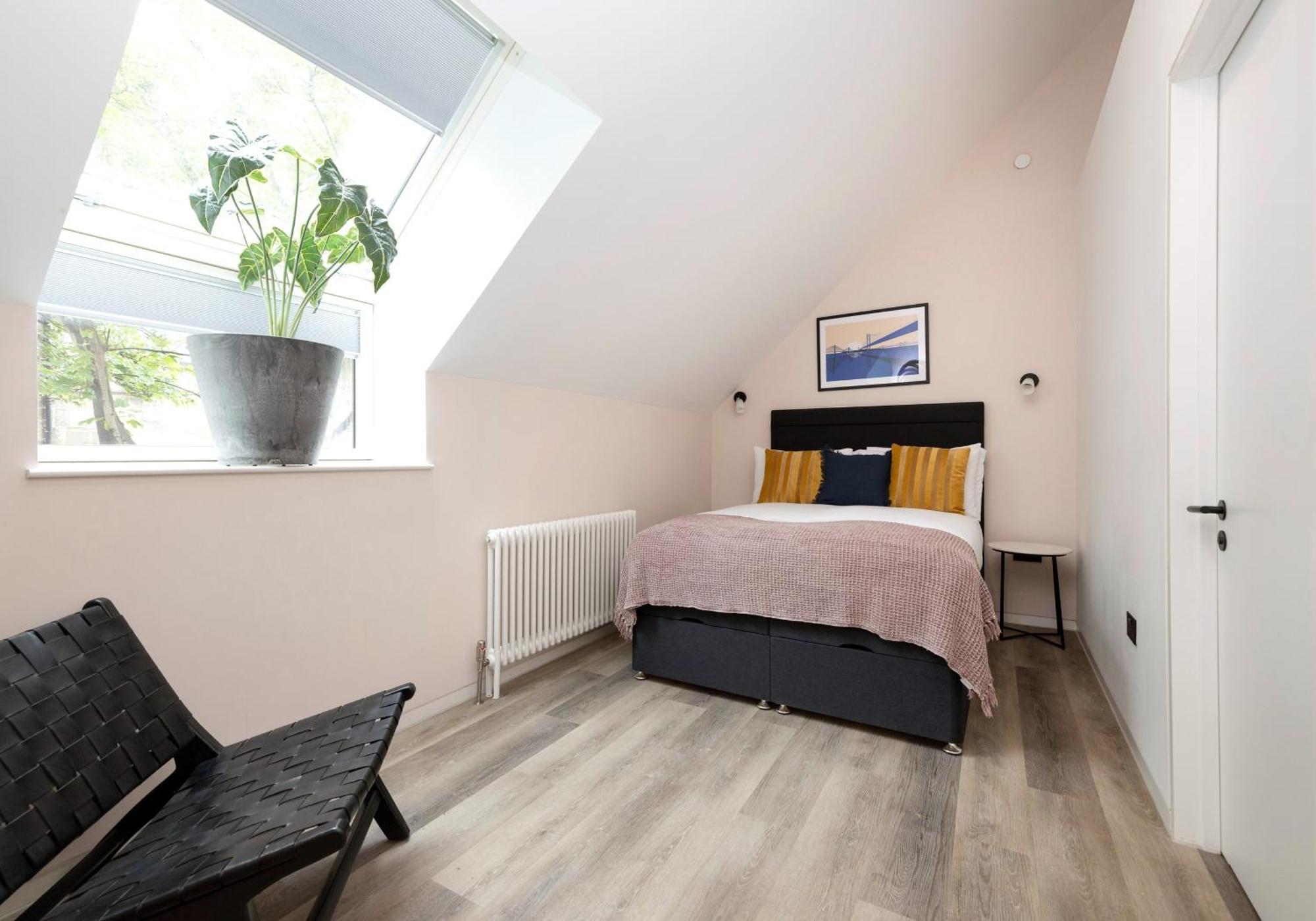 Charming Studios Near Holyrood Park & Calton Hill EDI Room photo
