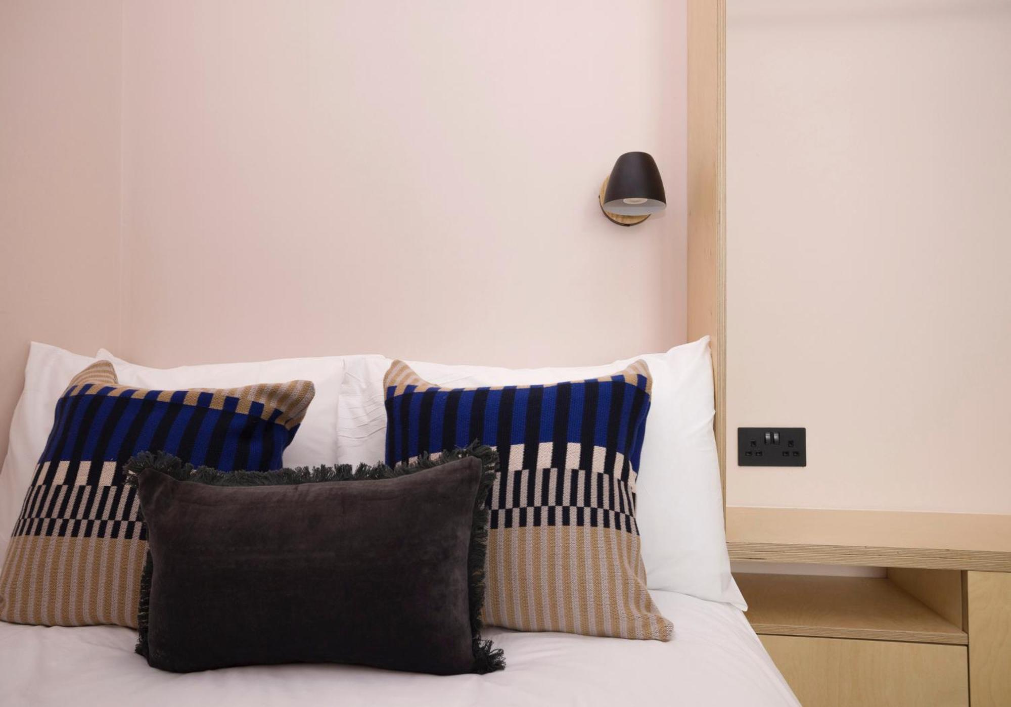 Charming Studios Near Holyrood Park & Calton Hill EDI Room photo