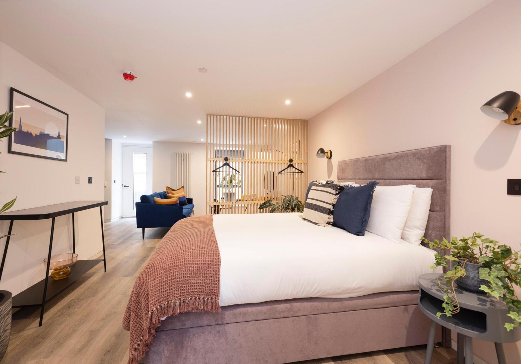 Charming Studios Near Holyrood Park & Calton Hill EDI Room photo