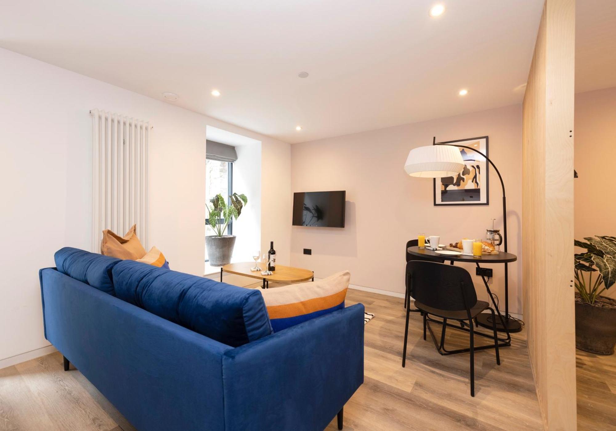 Charming Studios Near Holyrood Park & Calton Hill EDI Room photo