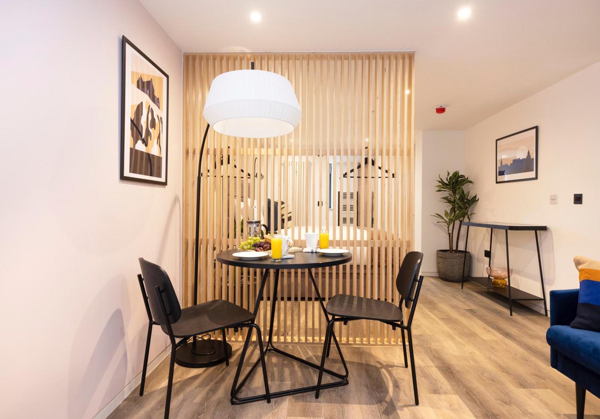 Charming Studios Near Holyrood Park & Calton Hill EDI Room photo