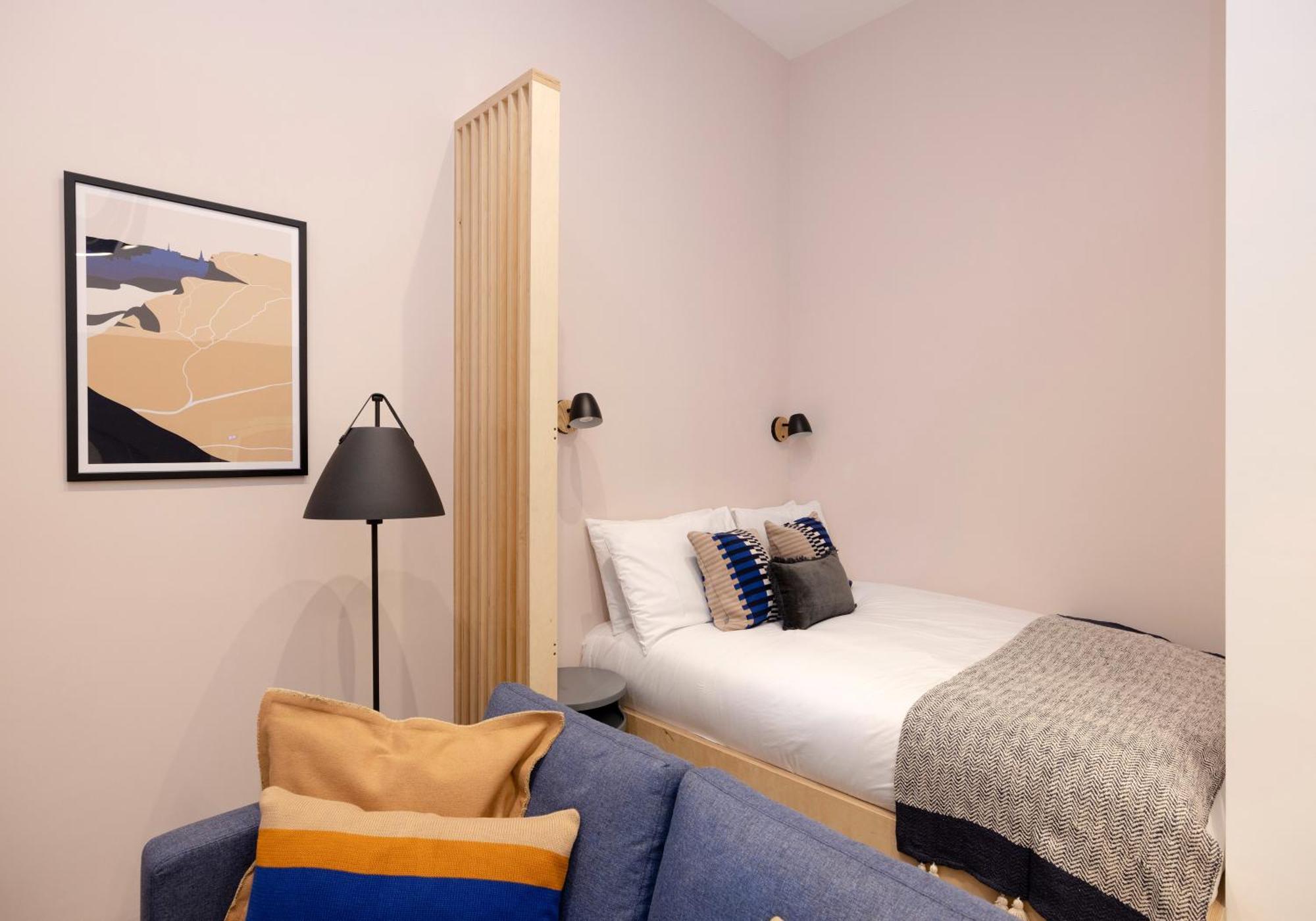 Charming Studios Near Holyrood Park & Calton Hill EDI Room photo