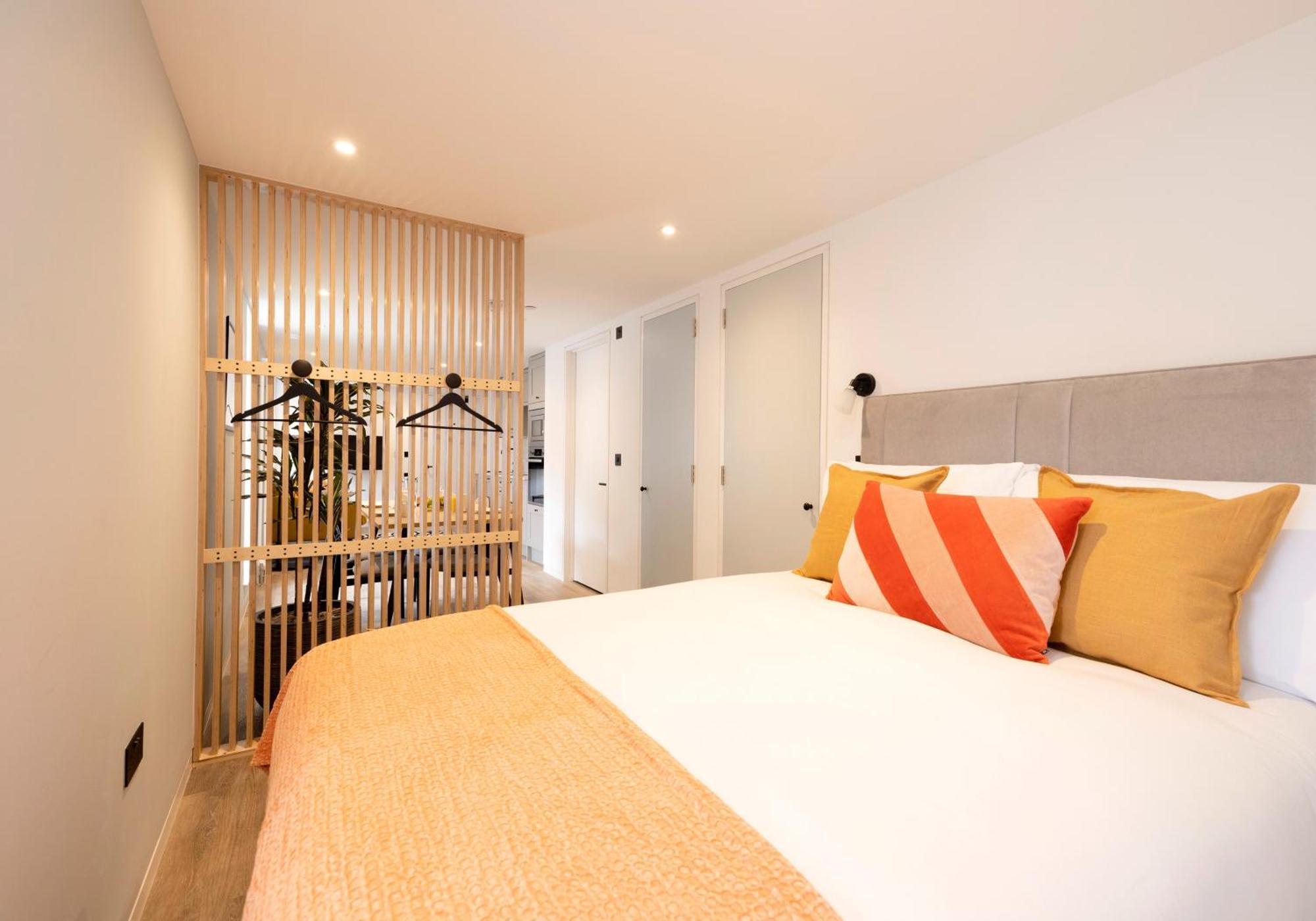 Charming Studios Near Holyrood Park & Calton Hill EDI Room photo