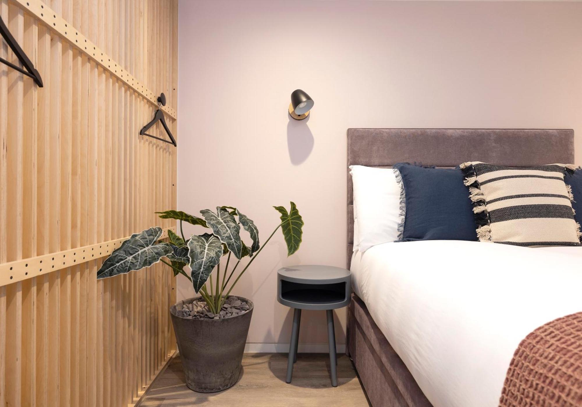 Charming Studios Near Holyrood Park & Calton Hill EDI Room photo